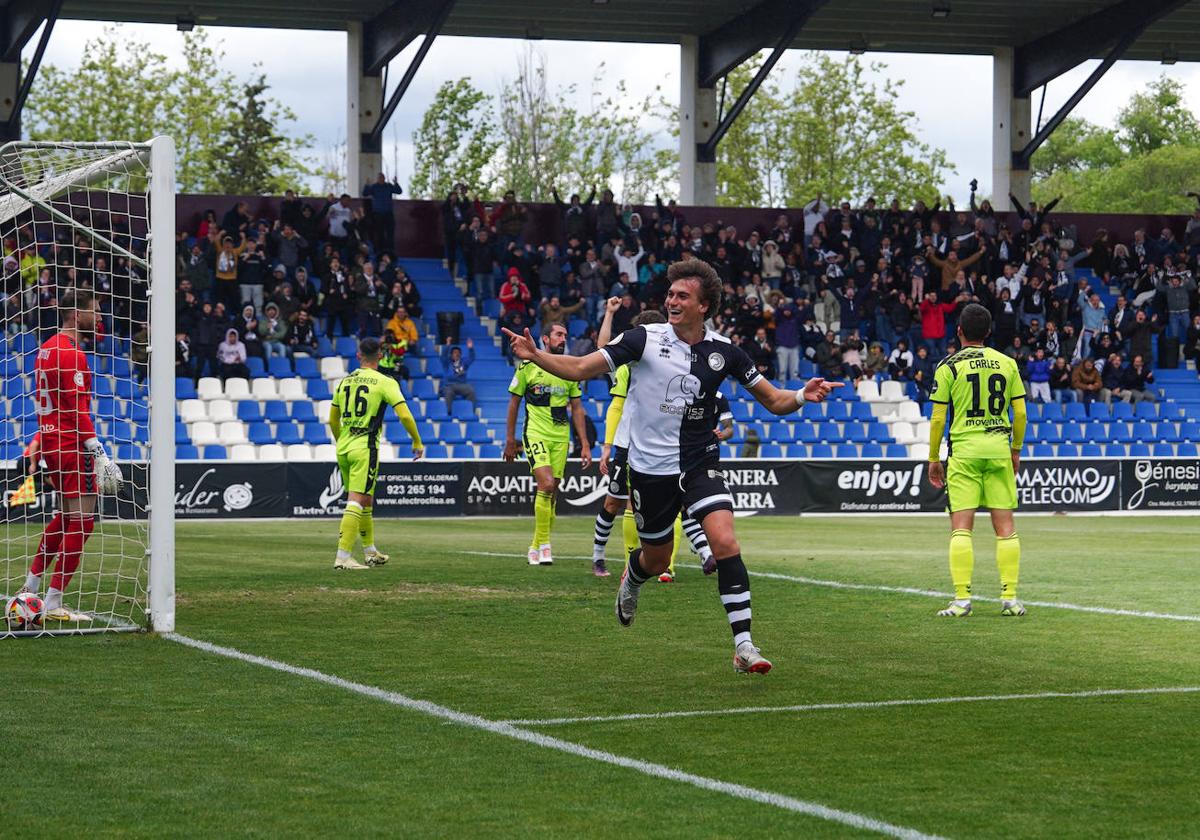 Slavy celebra uno de sus goles frente alSabadell en el anterior encuentro en el Reina Sofía.