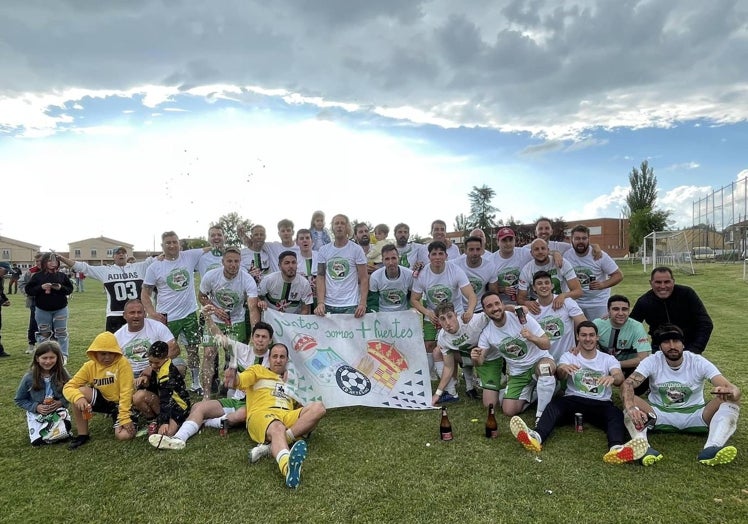 El F.C.Babilafuente C.D. Artesano celebra su logro como campeón de la Superliga Salamanca Express.