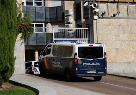 Dos patrullas de la Policía Nacional acceden a la comisaría en la calle Jardines.