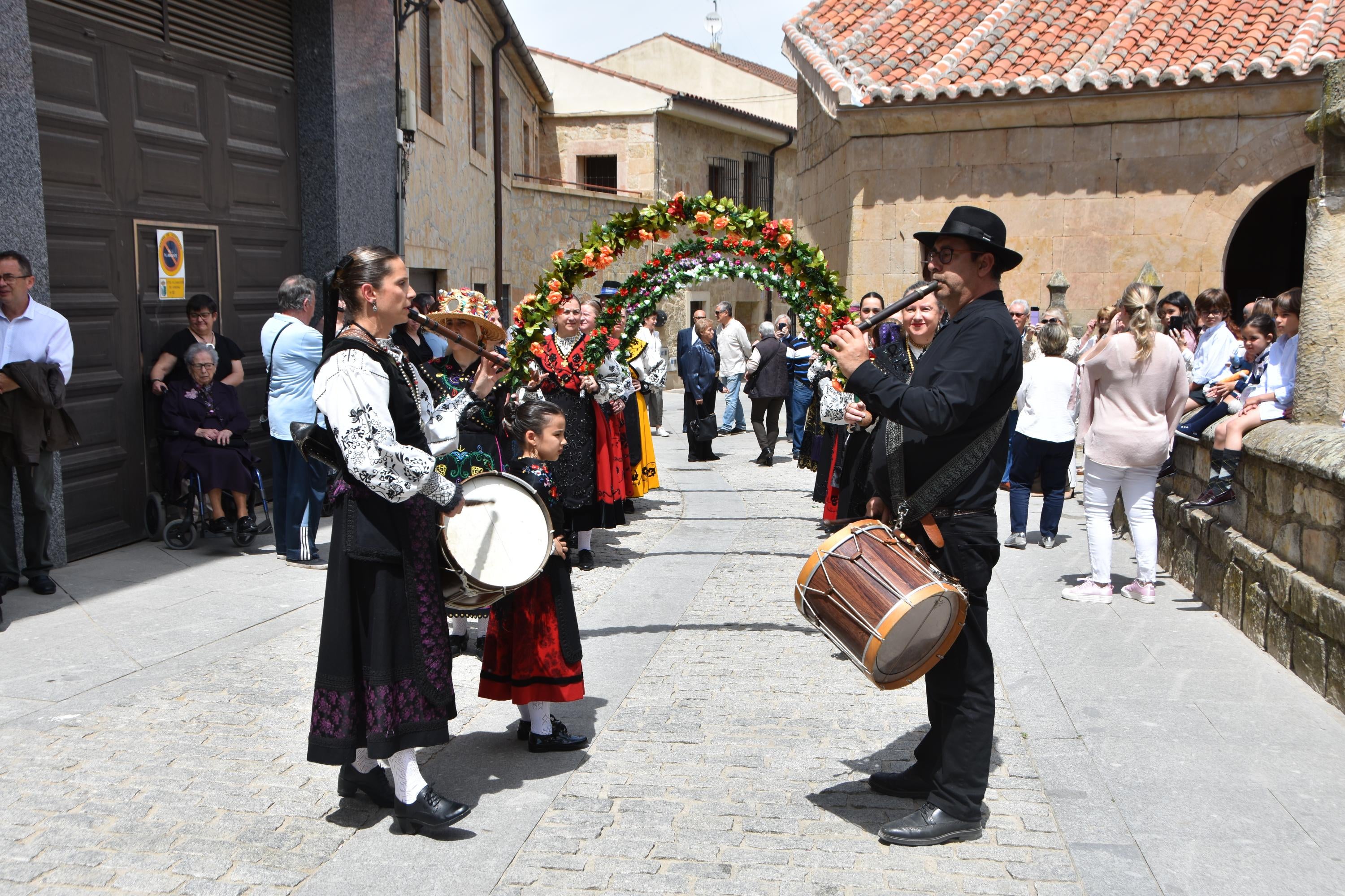 Villamayor rinde honores a la Virgen de los Remedios