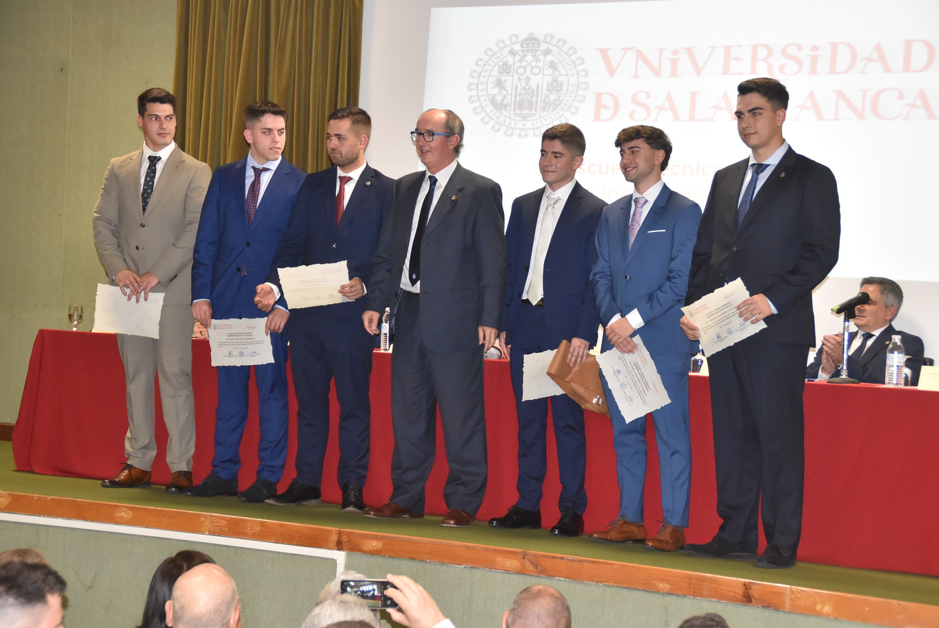 La Escuela de Ingenieros entrega las becas e insignias a 29 estudiantes