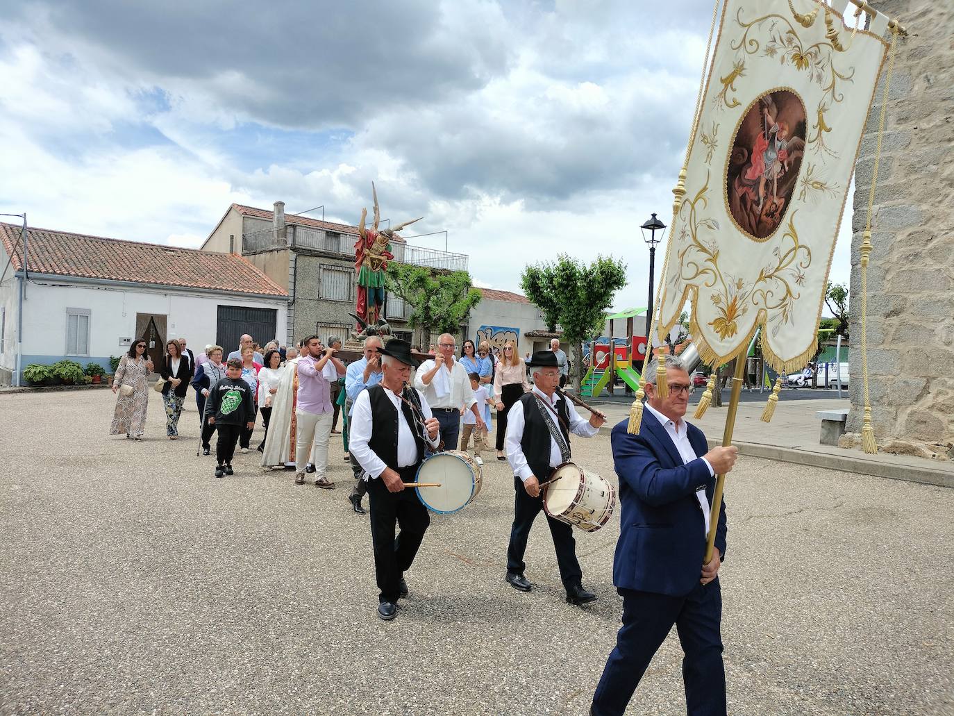 San Miguel de Valero honra al Arcángel en su día de fiesta