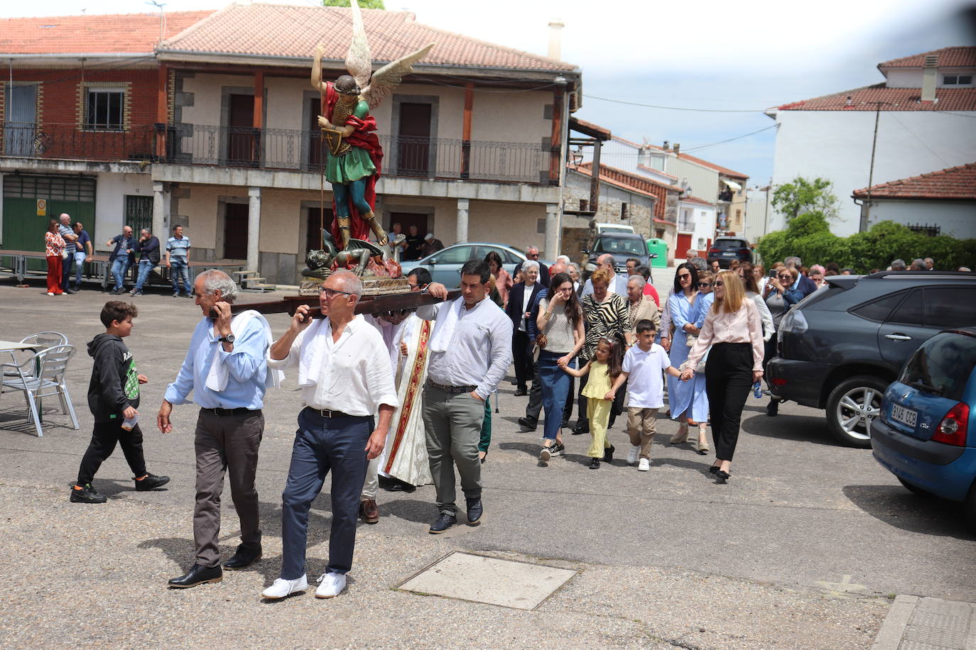 San Miguel de Valero honra al Arcángel en su día de fiesta