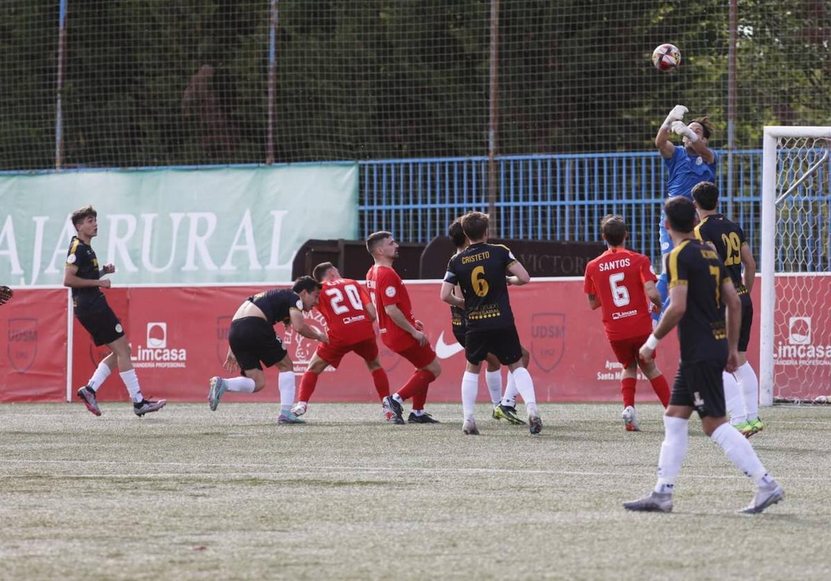 Jon Villanueva interveniene para evitar un gol local.