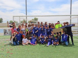 Los jugadores del C.D. Peñaranda Alevín A celebran su ascenso con sus padres.