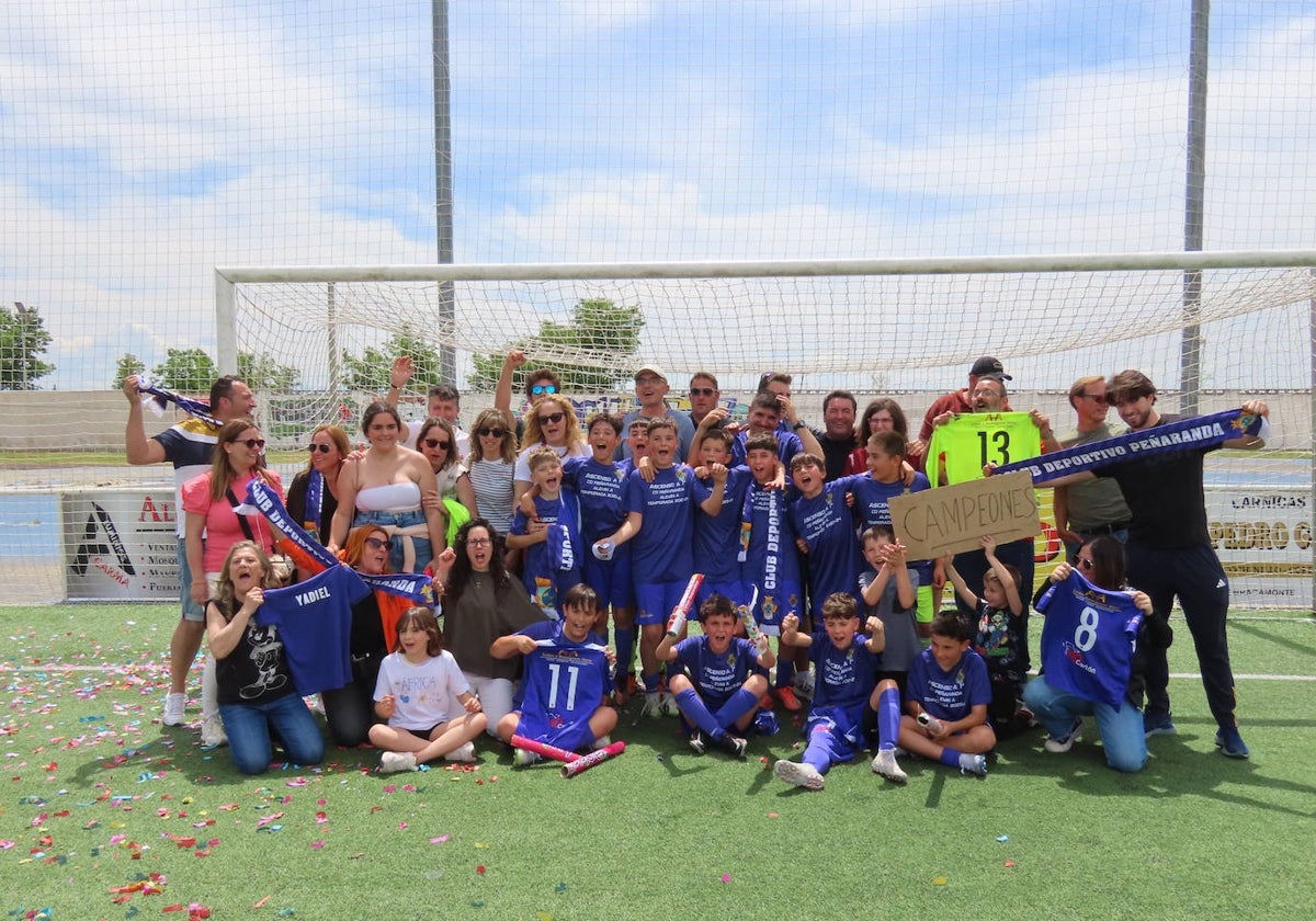 Los jugadores del C.D. Peñaranda Alevín A celebran su ascenso con sus padres.