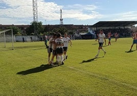 Los jugadores del Ciudad Rodrigo celebran uno de los tantos.