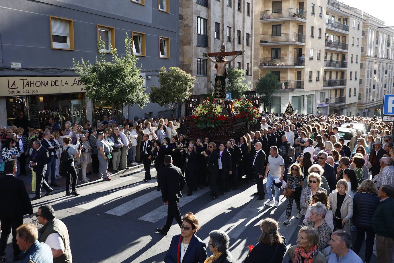 Multitudinaria procesión del Cristo de los Milagros