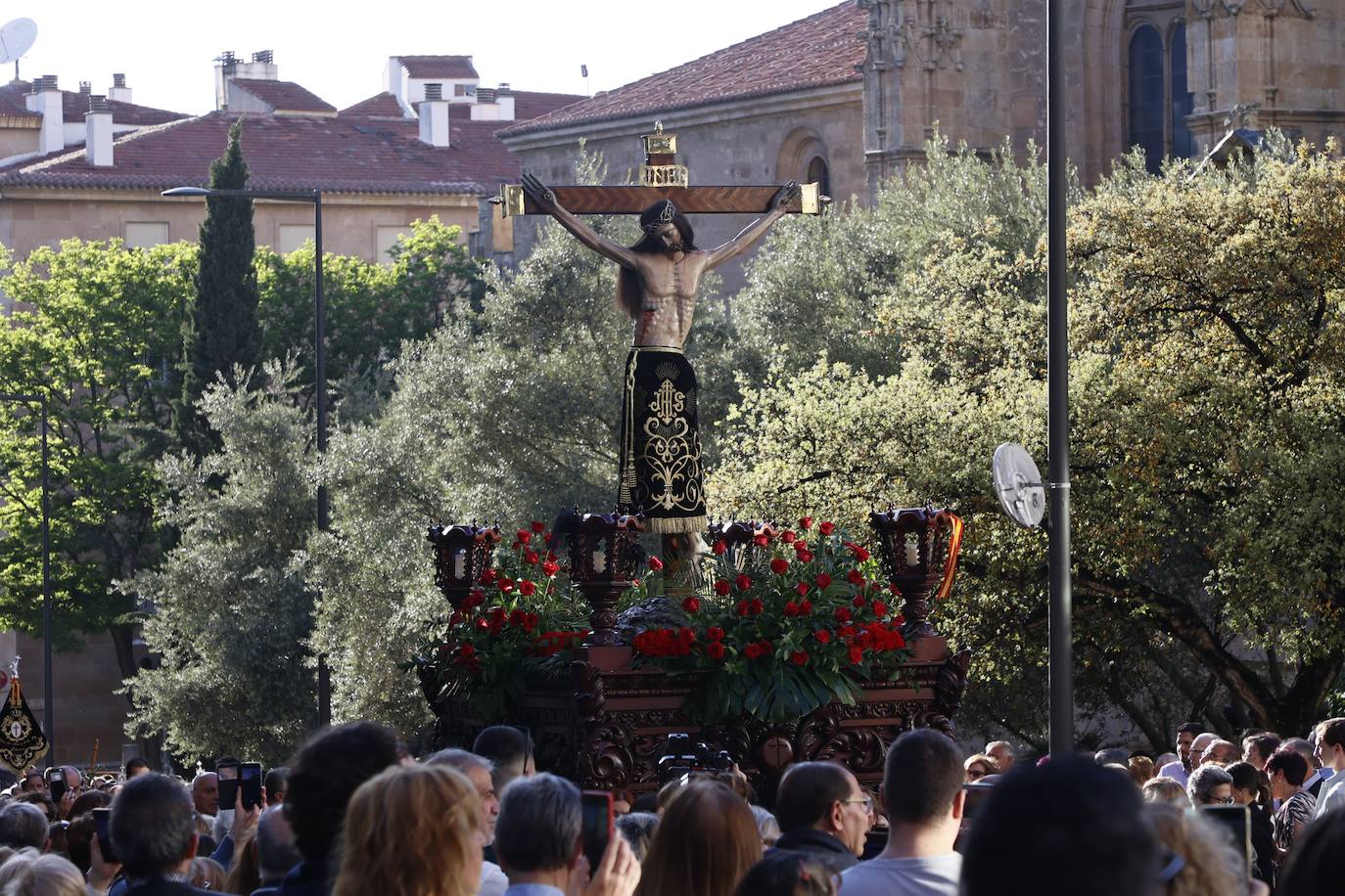 Multitudinaria procesión del Cristo de los Milagros