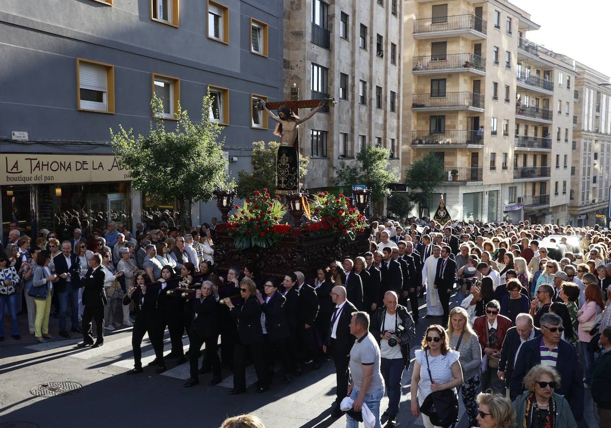 Multitudinaria procesión del Cristo de los Milagros