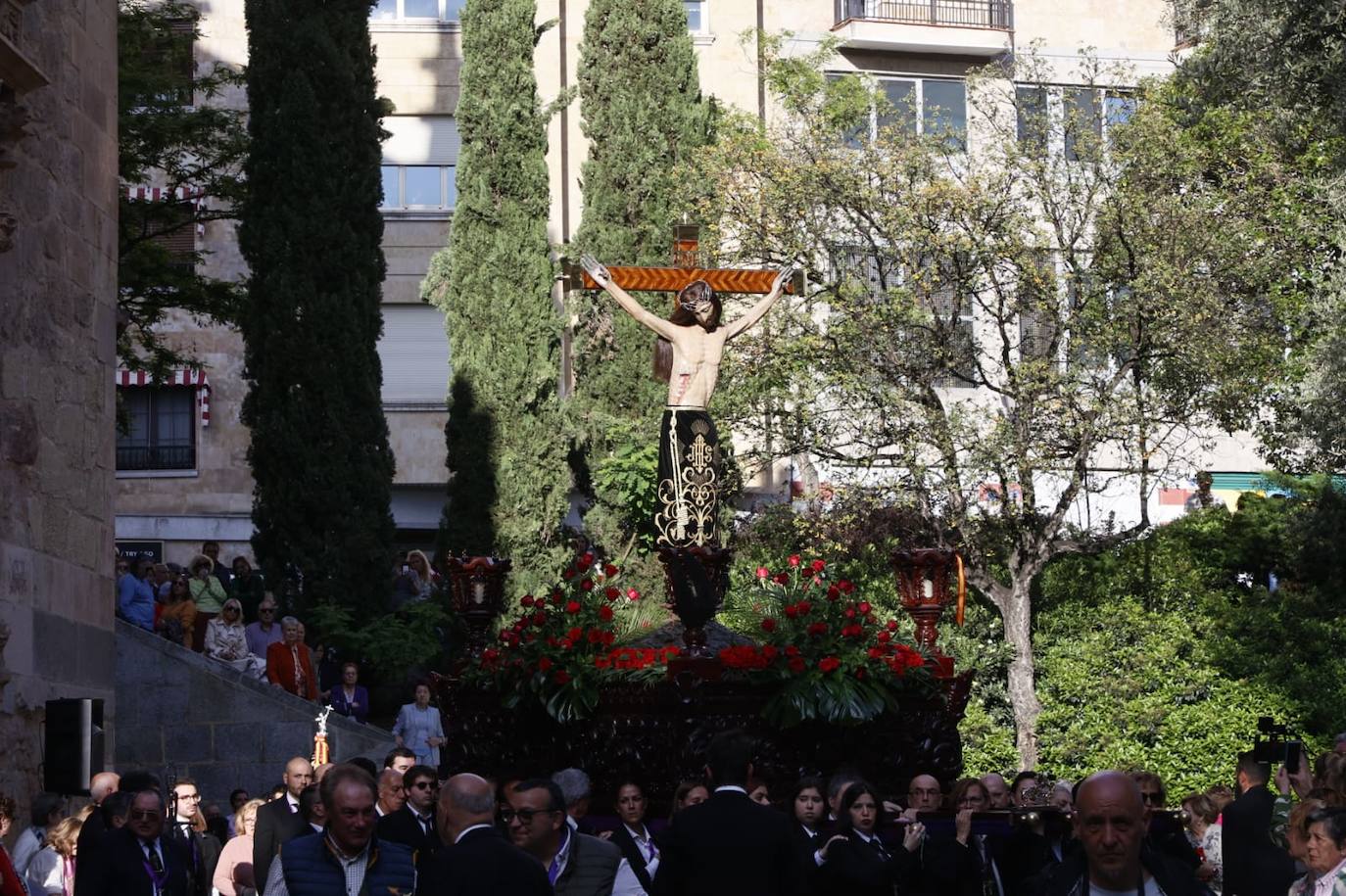 Multitudinaria procesión del Cristo de los Milagros