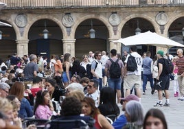 Salmantinos y turistas en la Plaza Mayor de Salamanca.