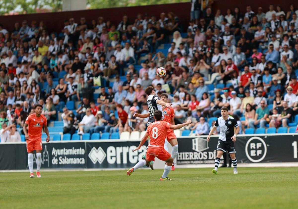 Lance del choque entre Unionistas y Real Sociedad B.