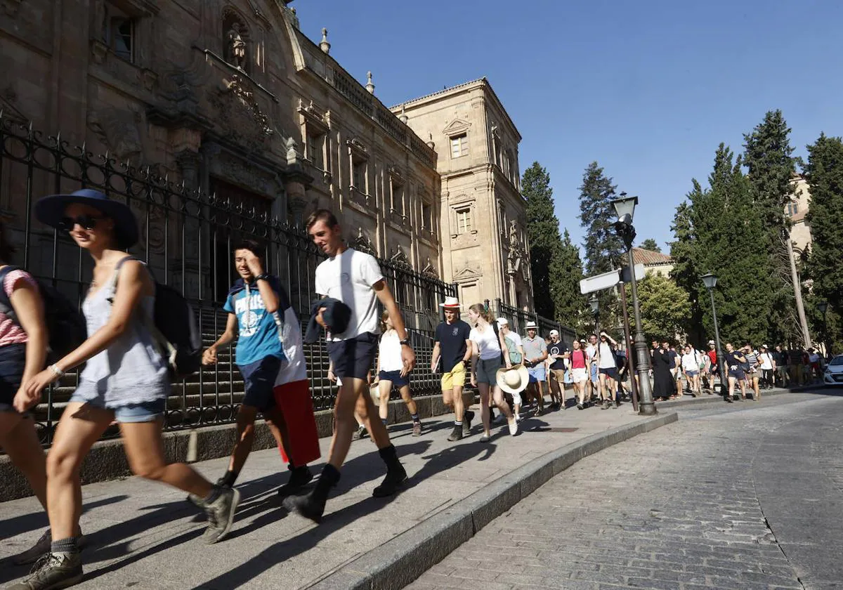 Viandantes en un día soleado en Salamanca