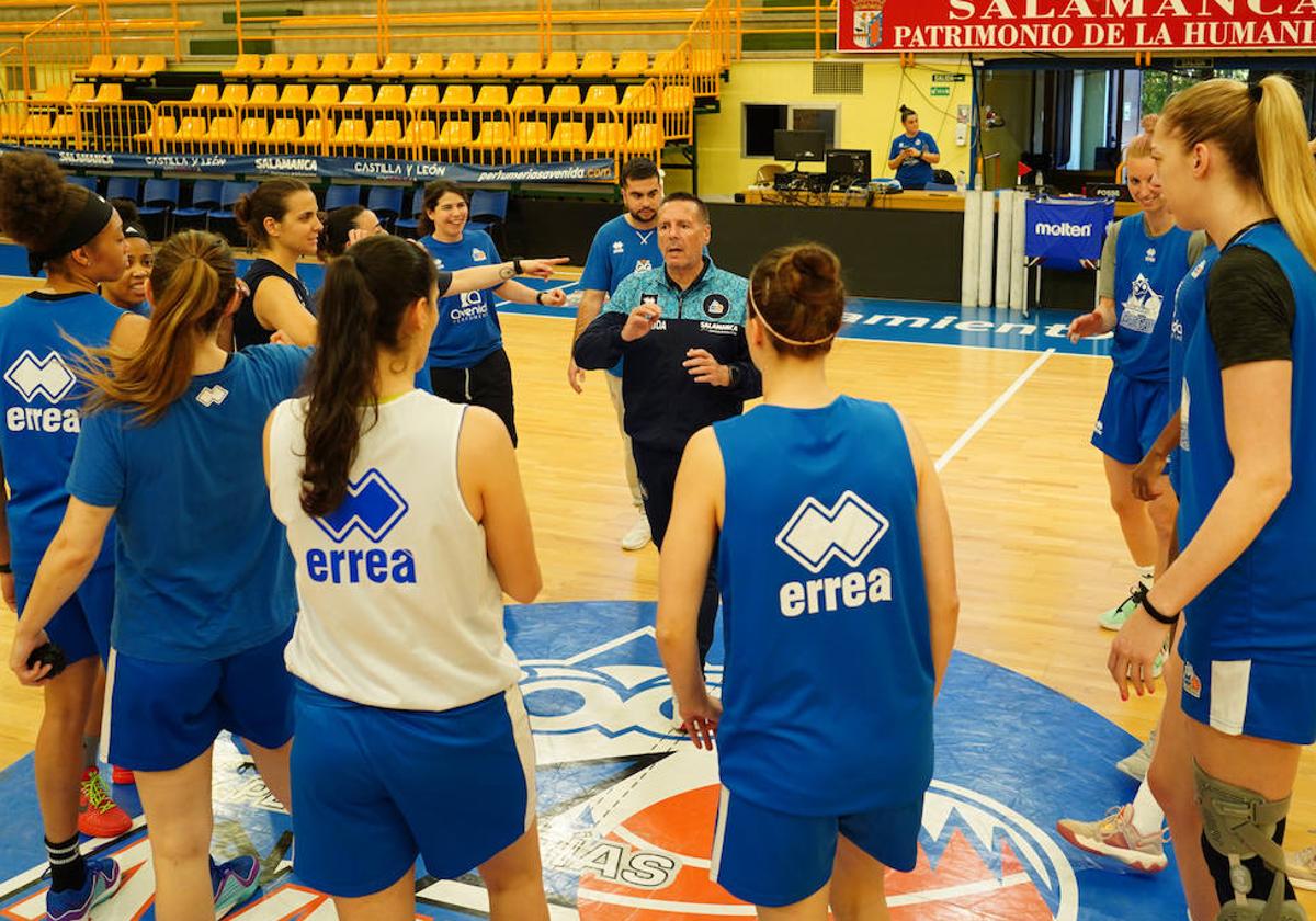 Última charla técnica de Nacho Martínez en el pabellón de Würzburg antes de viajar a Valencia.