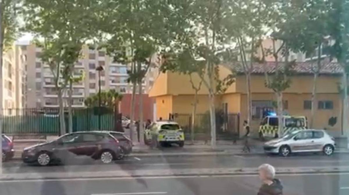 Investigan una posible agresión a una mujer en la avenida de los Cipreses