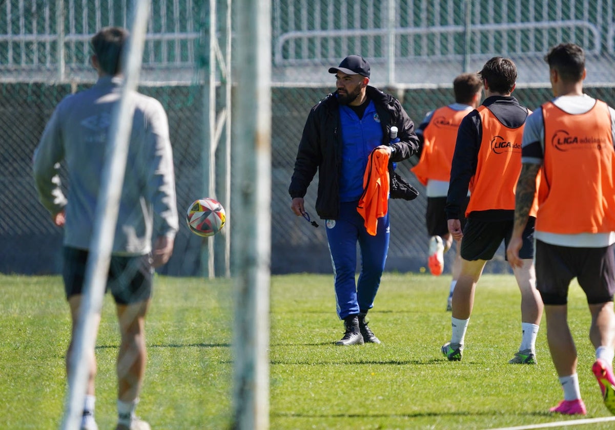 Chiapas reparte petos durante el último entrenamiento del Salamanca UDS.