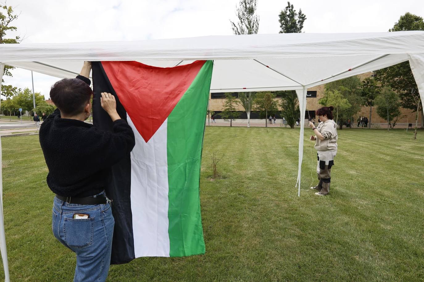 Los estudiantes comienzan a acampar en el Campus de Unamuno en apoyo a Palestina