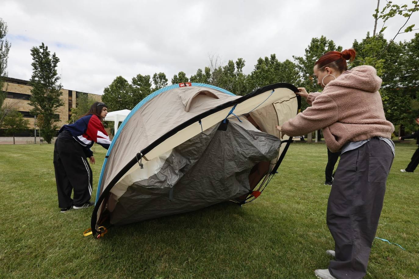 Los estudiantes comienzan a acampar en el Campus de Unamuno en apoyo a Palestina