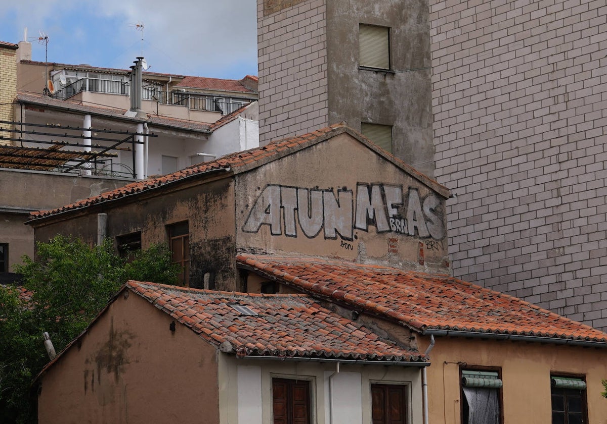 Firmas en el hastial de una vivienda en la plaza del Bretón.