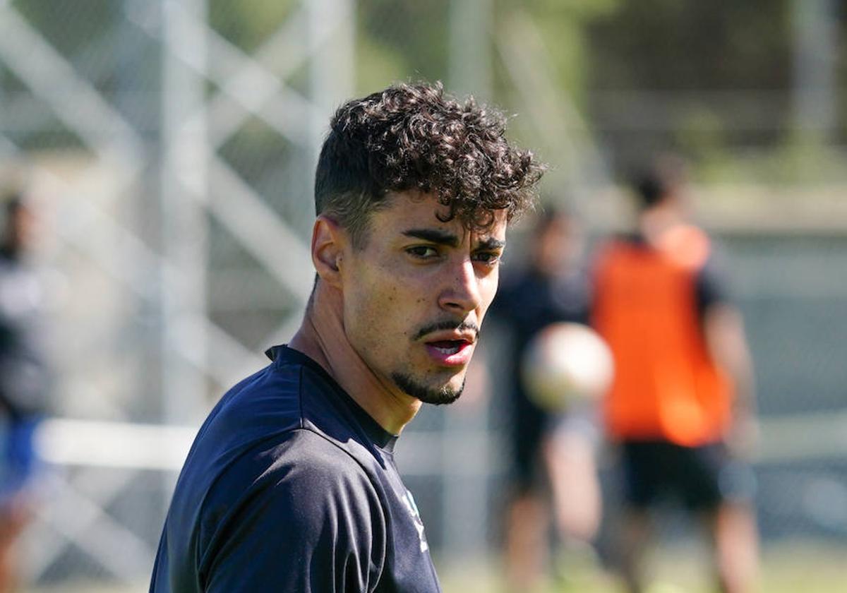 Álex Caramelo durante una sesión de entrenamiento en el campo anexo al Tori.