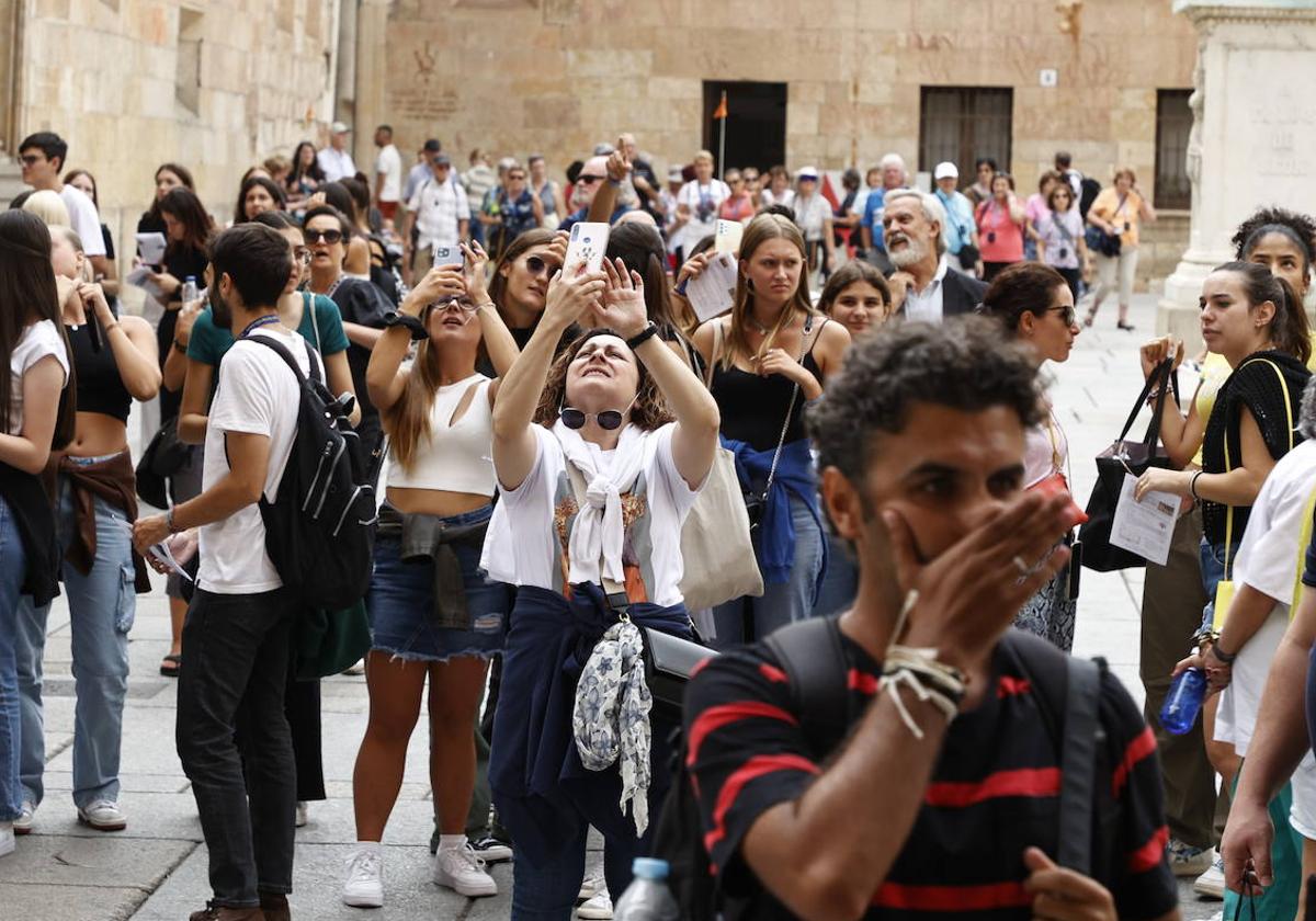 Turistas hacen fotos a la fachada de la Universidad de Salamanca.