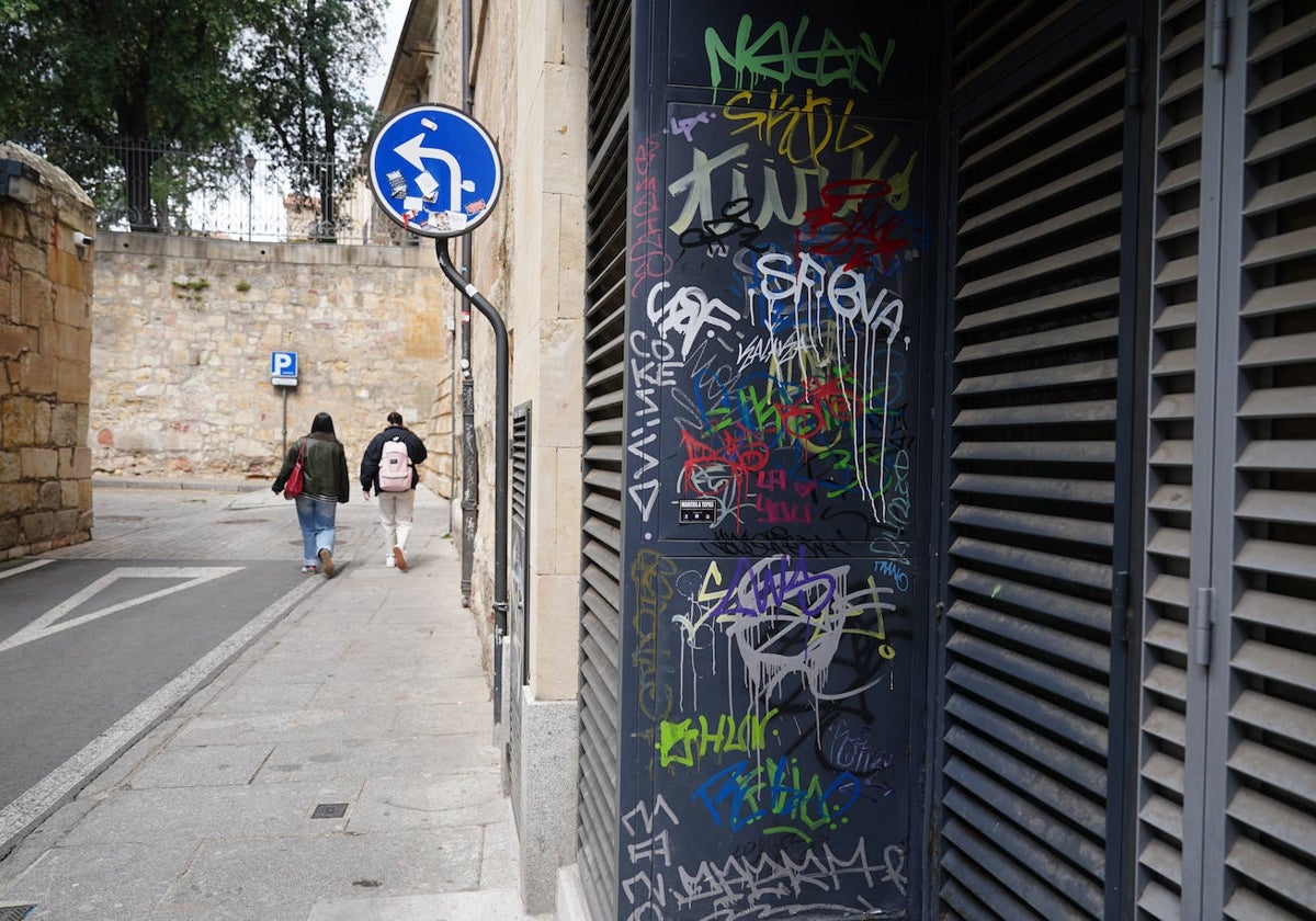 Pintadas en un elemento metálico de una fachada de la calle Caldereros.