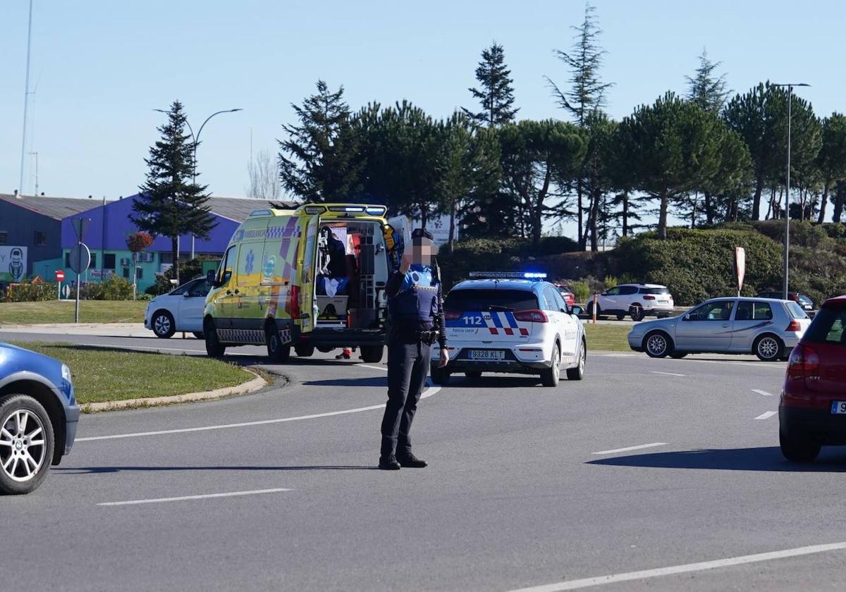 Un agente de la Policía Local regula el tráfico tras otro accidente en Santa Marta.