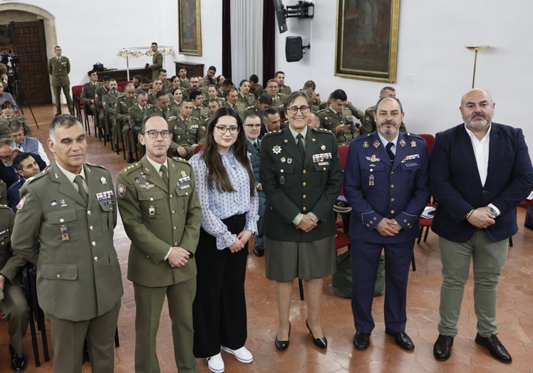 Autoridades durante la conferencia en el Colegio Arzobispo Fonseca.