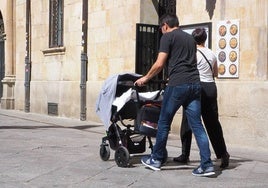 Una pareja con un bebé por el centro.