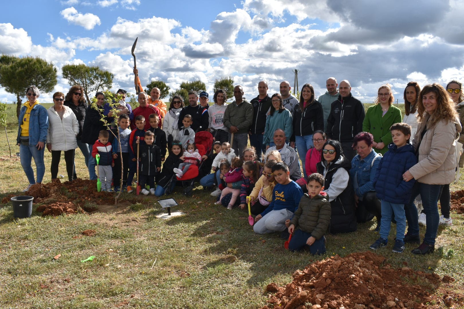 Los niños de Calvarrasa dan continuidad al proyecto &#039;Raíces&#039; con 18 árboles nuevos