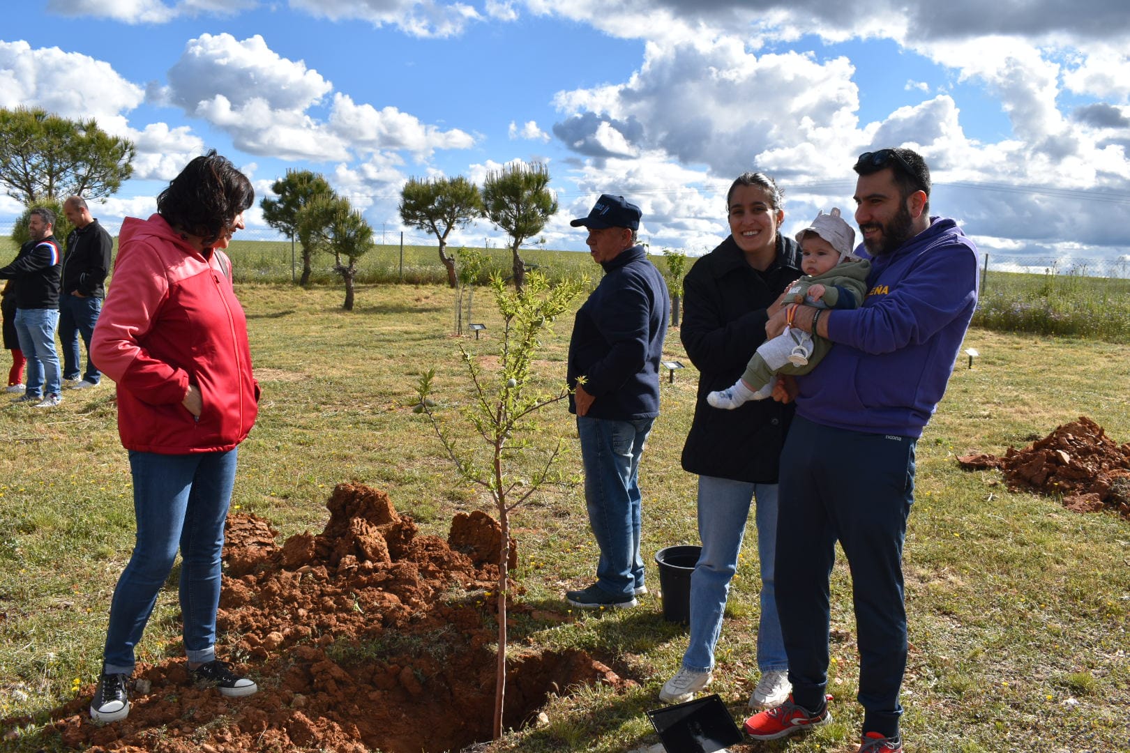 Los niños de Calvarrasa dan continuidad al proyecto &#039;Raíces&#039; con 18 árboles nuevos