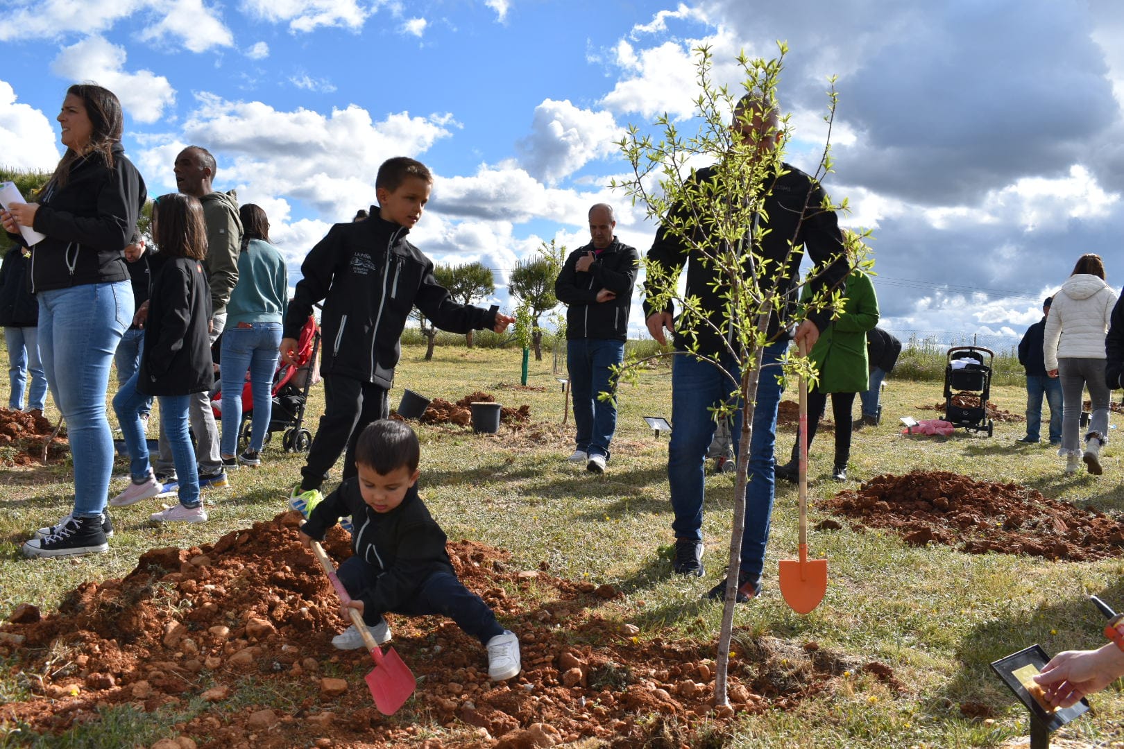 Los niños de Calvarrasa dan continuidad al proyecto &#039;Raíces&#039; con 18 árboles nuevos