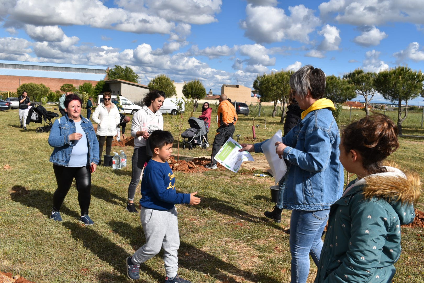 Los niños de Calvarrasa dan continuidad al proyecto &#039;Raíces&#039; con 18 árboles nuevos