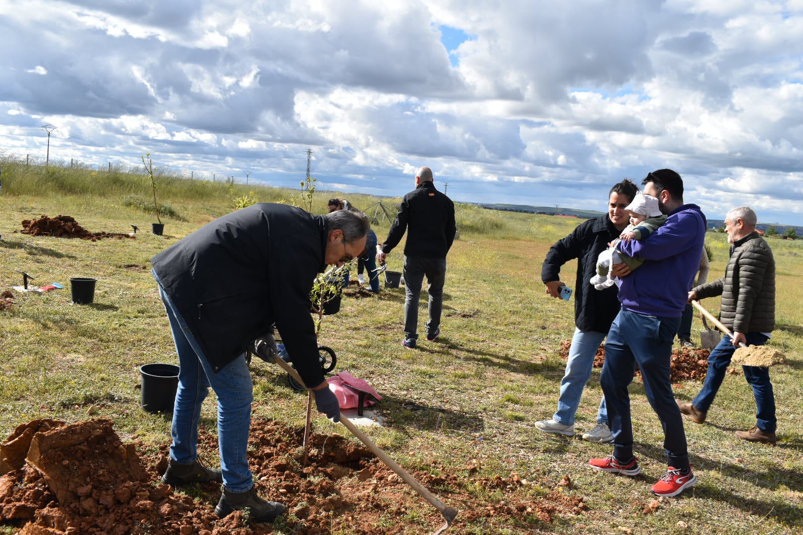 Los niños de Calvarrasa dan continuidad al proyecto &#039;Raíces&#039; con 18 árboles nuevos