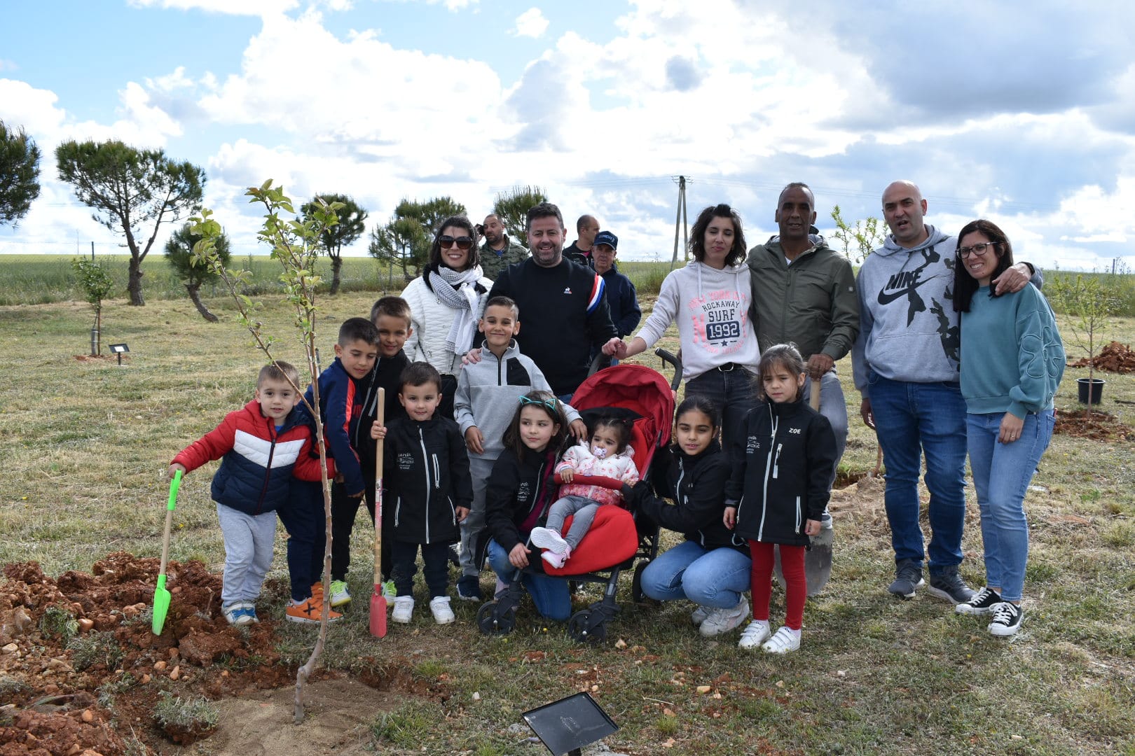 Los niños de Calvarrasa dan continuidad al proyecto &#039;Raíces&#039; con 18 árboles nuevos