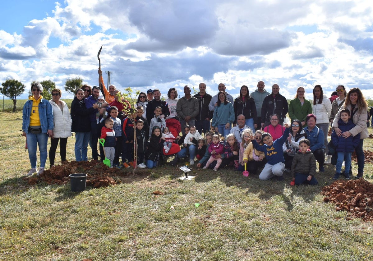 Los niños de Calvarrasa dan continuidad al proyecto &#039;Raíces&#039; con 18 árboles nuevos