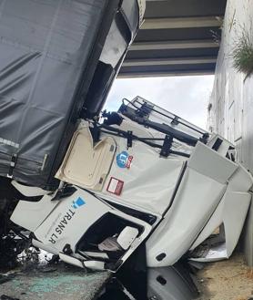 Imagen secundaria 2 - Espectacular accidente de un camión en Encinas de Abajo en el que el conductor está herido leve