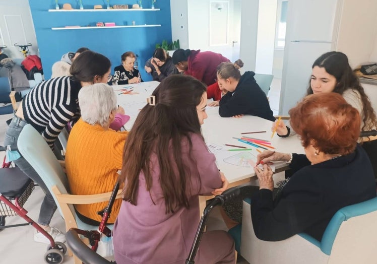 Actividad intergeneracional con alumnos de los Ciclos Formativos del IES Fernando de Rojas.