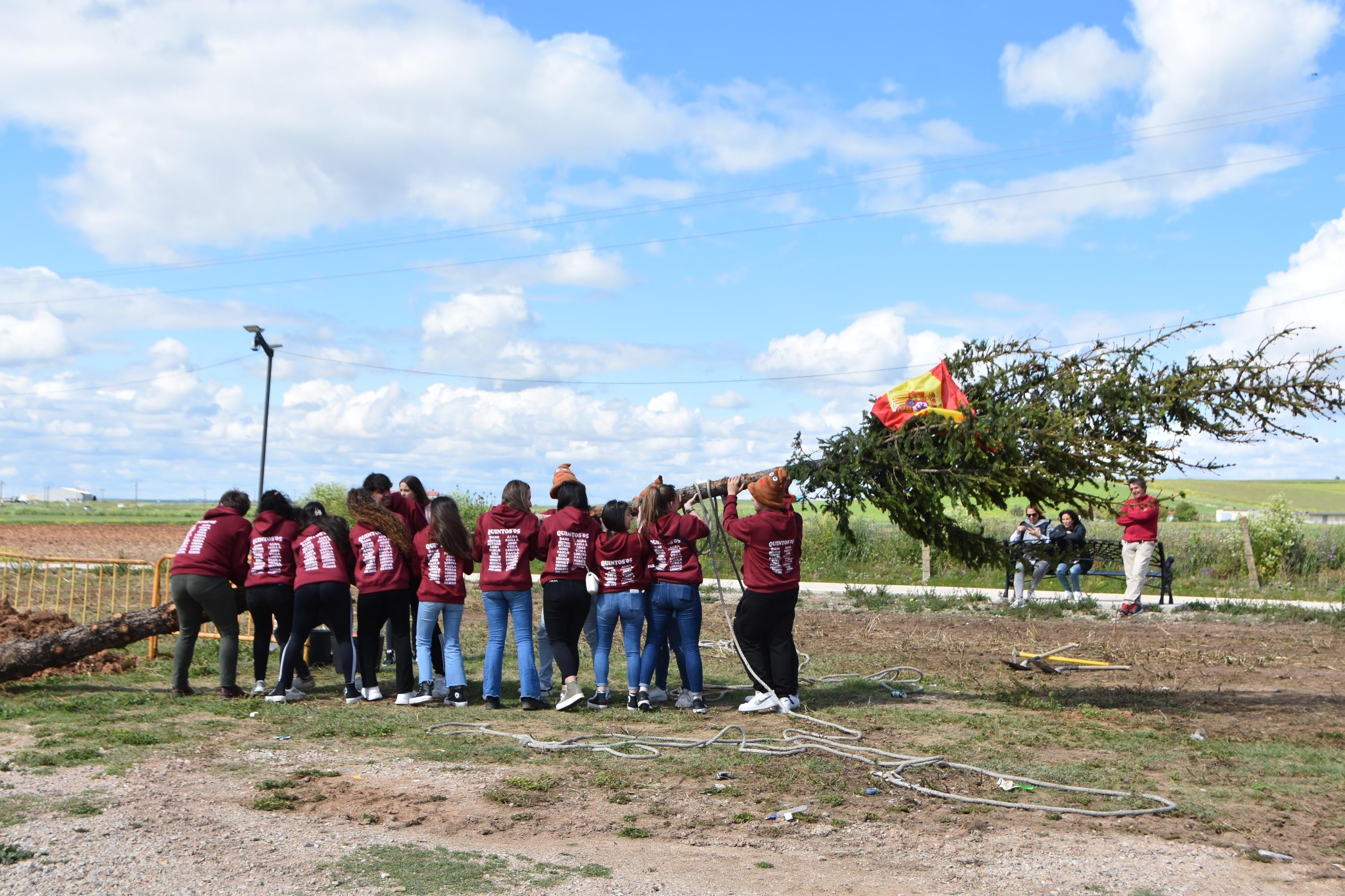 Los quintos de Villares levantan un &#039;Mayo&#039; de 14 metros