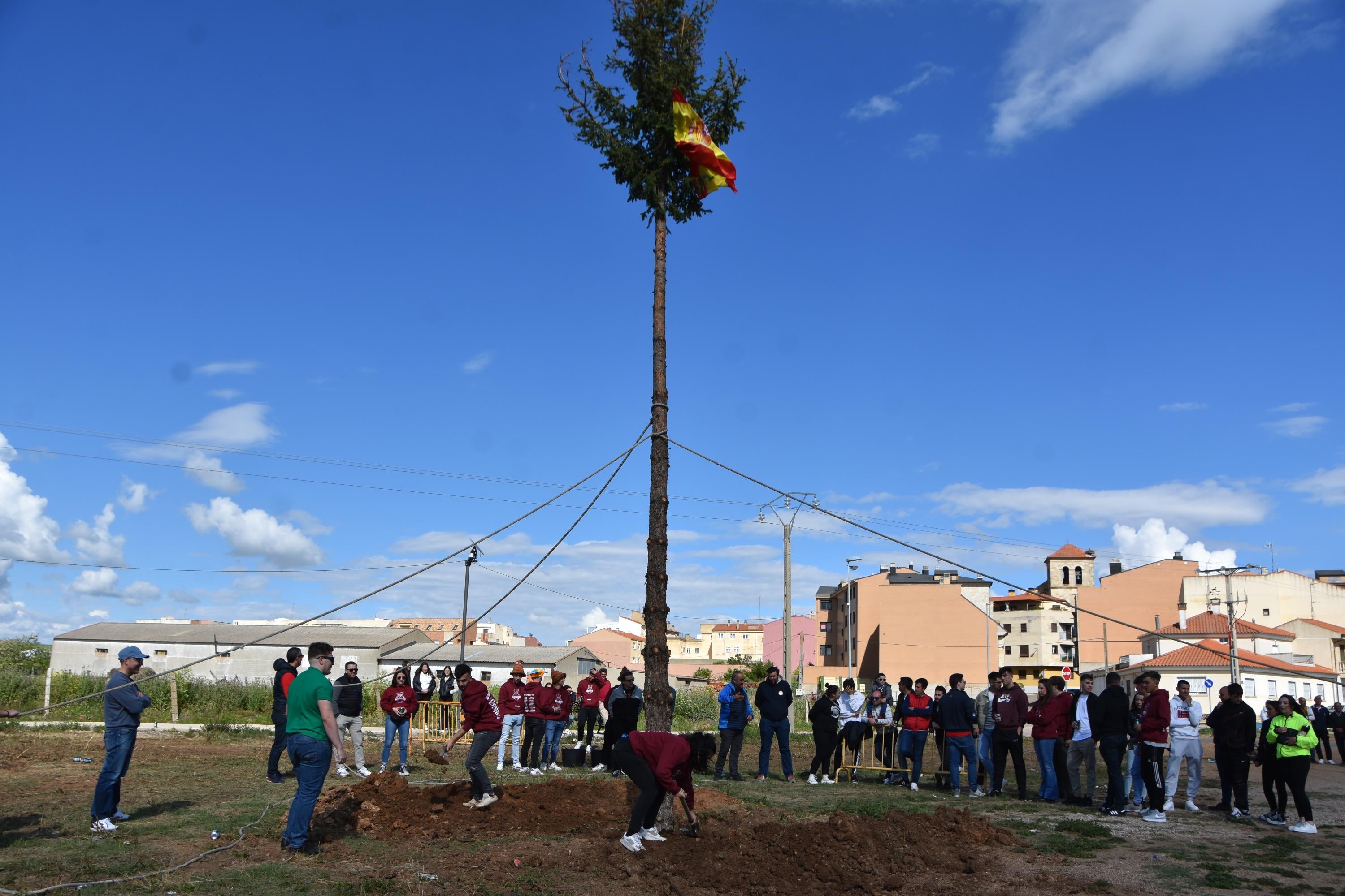 Los quintos de Villares levantan un &#039;Mayo&#039; de 14 metros