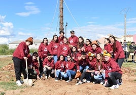 Los jóvenes posan después de levantar el 'Mayo'