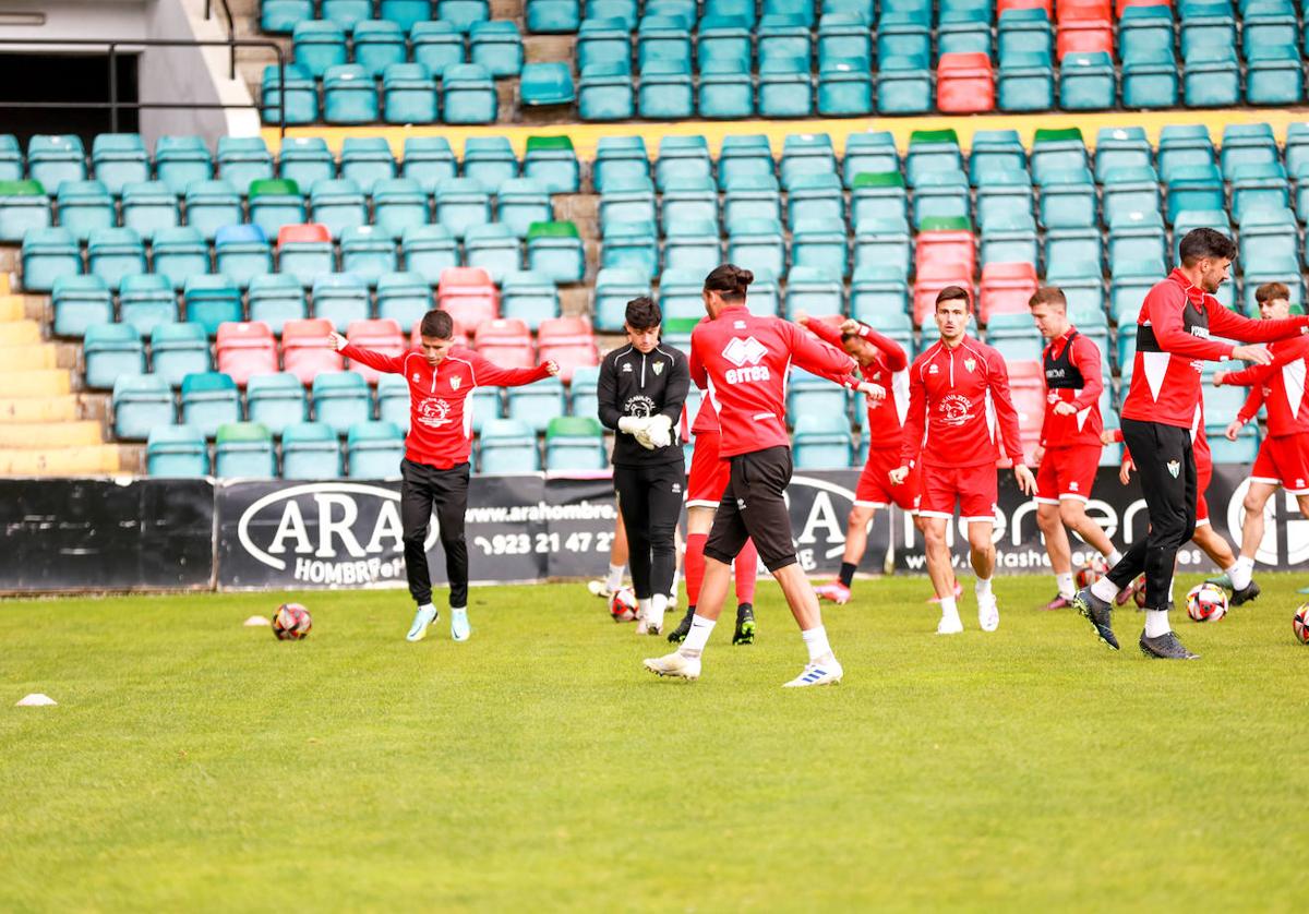 El CD Guijuelo durante su sesión de entrenamiento del pasado viernes en el Estadio Helmántico.