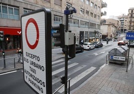 Señal de inicio de la zona peatonal, junto a uno de los nuevos lectores de matrículas, en Correhuela.