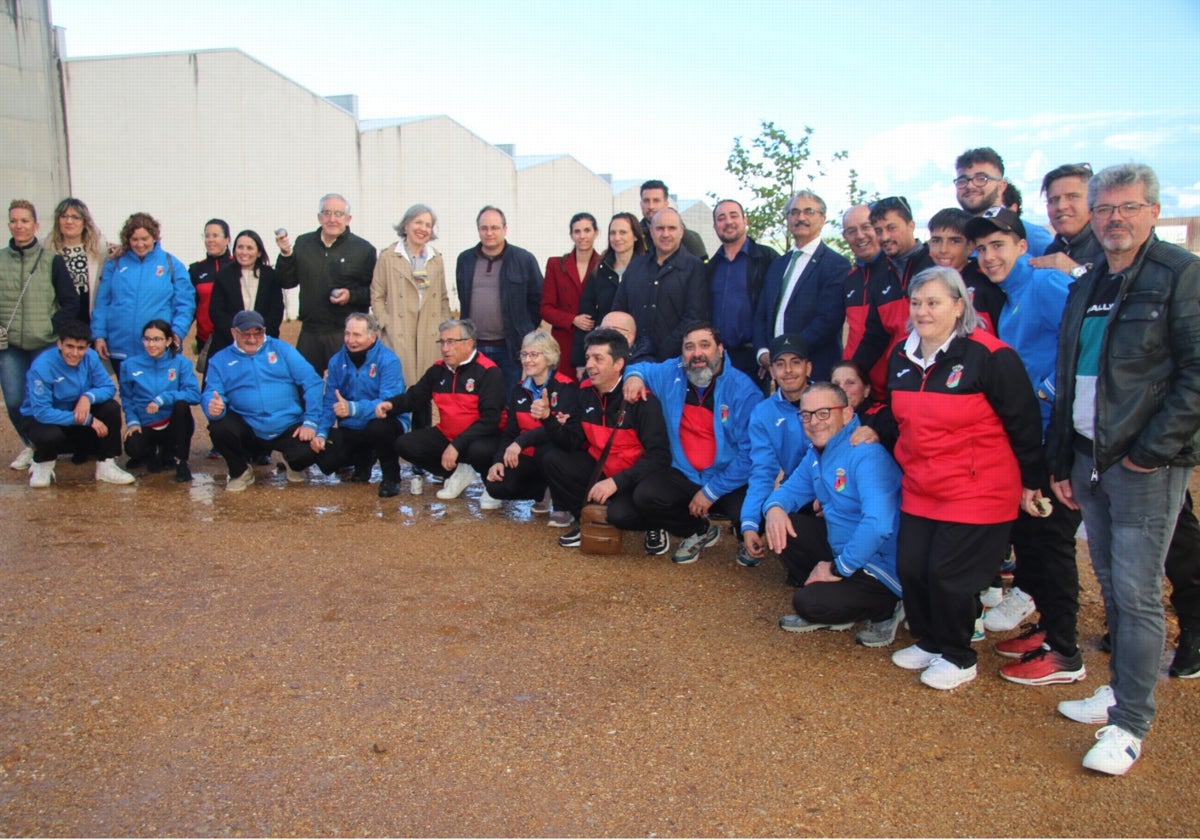 Los equipos de petanca con las autoridades en el estreno del recinto deportivo de Villares de la Reina.