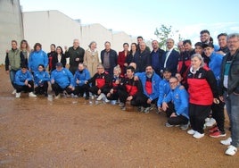 Los equipos de petanca con las autoridades en el estreno del recinto deportivo de Villares de la Reina.