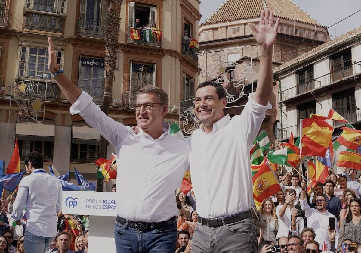 El presidente del Partido Popular, Alberto Núñez Feijóo, junto al presidente de la Junta de Andalucía, Juanma Moreno.