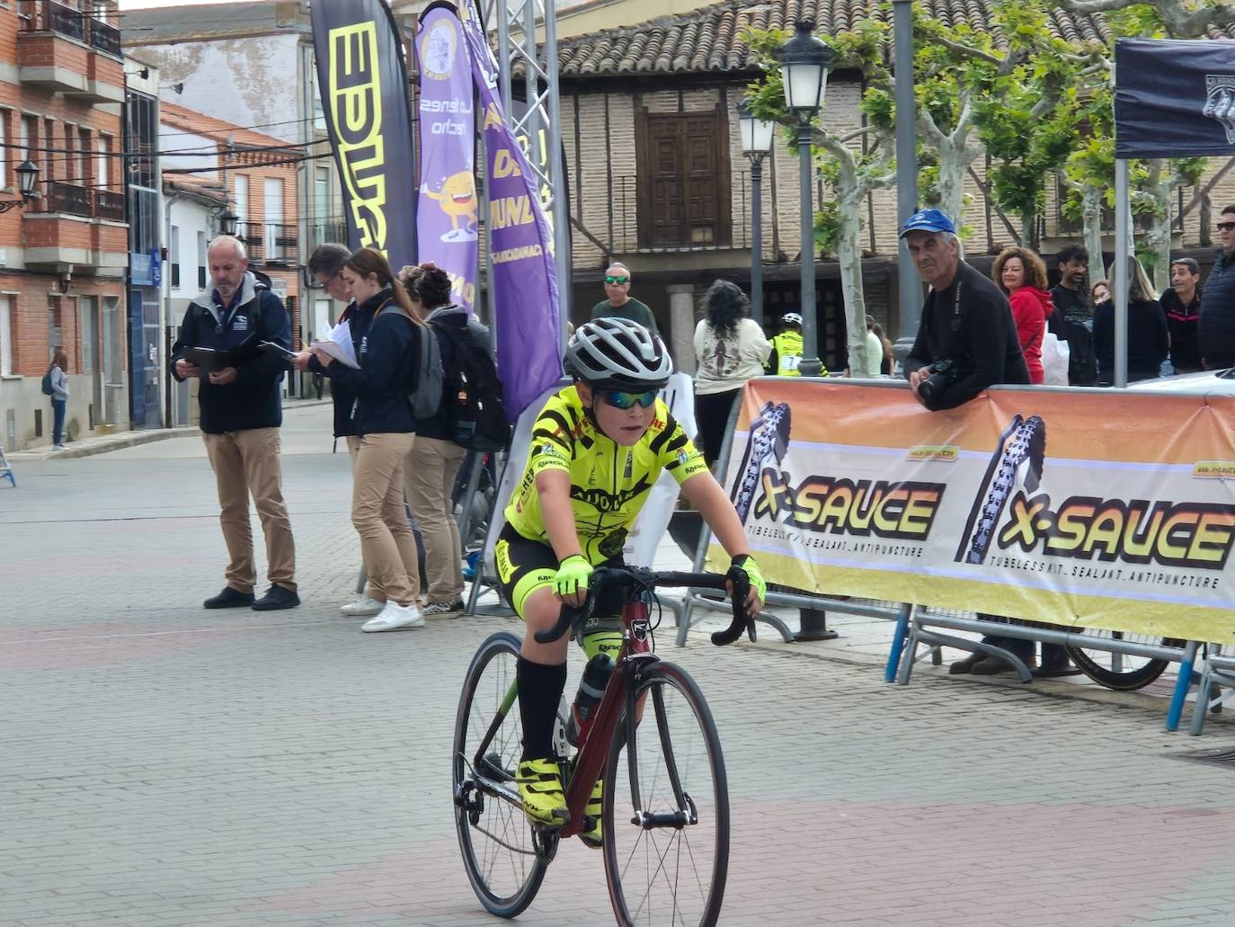 Macotera se vuelve a convertir en un circuito de ciclismo para acoger la III Copa Castilla y León Escuelas