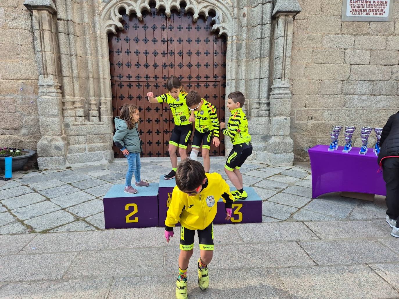 Macotera se vuelve a convertir en un circuito de ciclismo para acoger la III Copa Castilla y León Escuelas