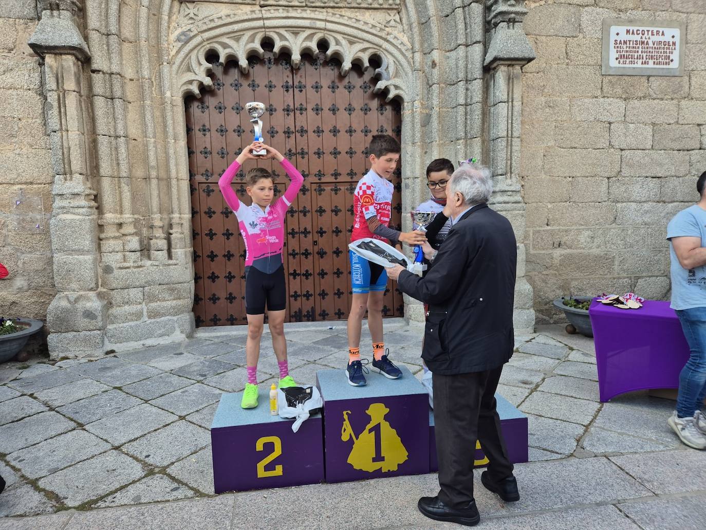 Macotera se vuelve a convertir en un circuito de ciclismo para acoger la III Copa Castilla y León Escuelas